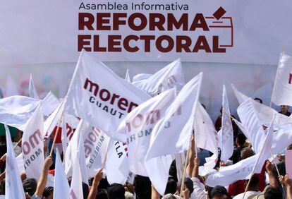 Partidarios de Morena en una asamblea informativa sobra la reforma electoral, en Cuernavaca, el 17 de noviembre de 2022.