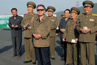 Kim Jong-il (centro) visita una fábrica en Pyongyang con varios altos cargos del régimen, incluido su cuñado Jang Song-thaek (a su derecha).