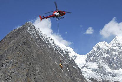 Momento del rescate en el Annapurna de los montañeros españoles Juanito Oiarzábal y Carlos Pauner por un helicóptero de Fishtail Air.