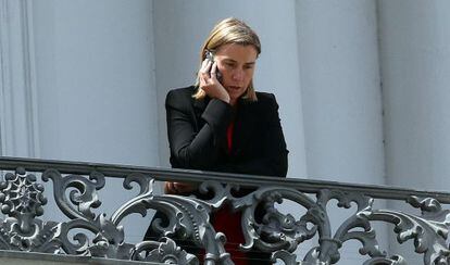 Federica Mogherini hablando por telefono en una pausa de las negociaciones con Irán