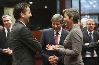 (i-d) El presidente del Eurogrupo, Jeroen Dijsselbloem (i); el ministro de Exteriores y vicecanciller austriaco, Michael Spindelegger, y la ministra danesa de Economía, Margrethe Vestager, conversan al comienzo de una reunión del Ecofin en Bruselas (Bélgica). EFE/Archivo