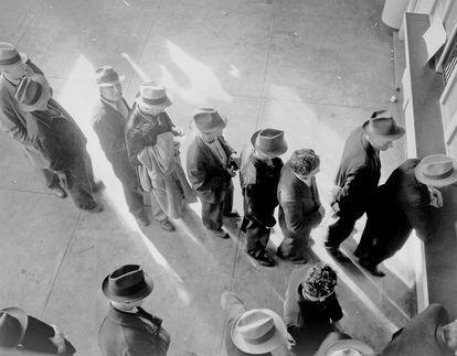 Enero de 1938. Comienzan las ayudas económicas a los parados. Los hombres se agolpan ante la oficina de empleo de San Francisco.