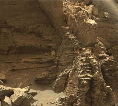 Este primer plano tomado por 'Curiosity' muestra una capa de rocas, depositadas por el viento hace tiempo, cuando se produjo la migración de las dunas de arena.