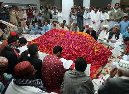 Partidarios de la ex dirigente del Partido Popular de Pakistán leen el Corán cerca de su tumba, situada en el mausoleo de la familia Bhutto, en Ghari Khuda Baksh.