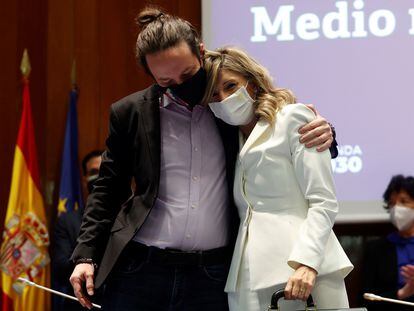 Pablo Iglesias, entonces vicepresidente de Gobierno, abrazaba a la vicepresidenta tercera y ministra de Trabajo y Economía social, Yolanda Díaz, el 31 de marzo de 2021 en Madrid.
