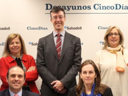 De izquierda a derecha, de pie: Silivia &Aacute;vila, subdirectora general y directora de Banca Seguros de Banco Sabadell; Ignacio Perea, Managing director de Novaster; y Mar&iacute;a Luz Durban, profesora de la Universidad Carlos II de Madrid. Sentados: Jordi Garc&iacute;a Vi&ntilde;a, director de relaciones laborales de CEOE y Flavia Rodr&iacute;guez-Ponga, directora general de Planes y Fondos de Pensiones del Ministerio de Econom&iacute;a.