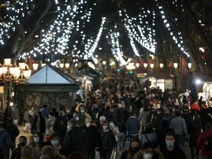 Gran afluència de gent al centre de Barcelona pocs dies abans de les festes de Nadal.