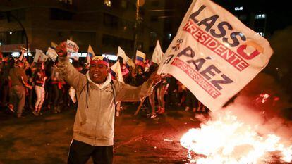 Simpatizantes del candidato opositor Guillermo Lasso protestan en Quito.