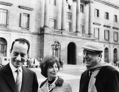 Esteban Busquets, Matilde Urritia y Pable Neruda en los 60 en la plaza Sant Jaume de Barcelona.