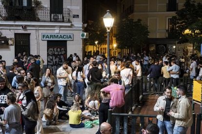 Un grupo de jóvenes en la plaza del Rastrillo, en el barrio de Malasaña de Madrid, a la una de la madrugada.
