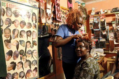 Elizabeth Aluoch atiende su peluquería en un salón de la aldea de Kogelo, al oeste de la capital de Kenia.