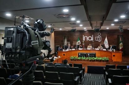 Una sesión en el INAI en mayo de 2022, cuando el pleno contaba con quórum para funcionar.