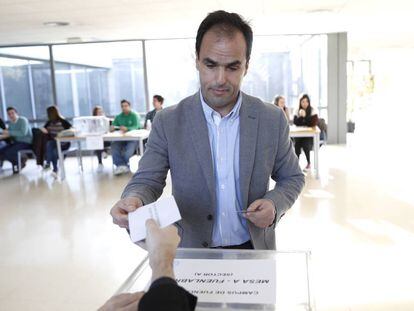 Javier Ramos, nuevo rector de la URJC, votando esta ma&ntilde;ana. 