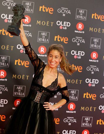 Saioa Lara alza el Goya a Mejor Diseño de Vestuario por la película 'Handía'. 