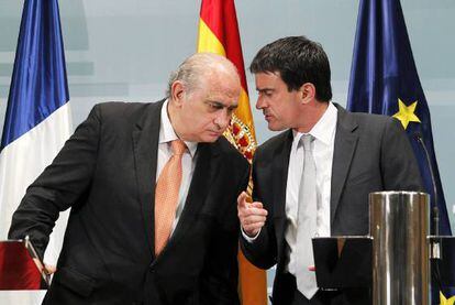 El ministro del Interior, Jorge Fernández Díaz (corbata naranja), junto a su homólogo francés, Manuel Valls, en la rueda de prensa conjunta ofrecida hoy en Madrid.