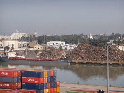 El buque Dakota, atracado en el Puerto de Sevilla, con residuos peligrosos en su interior procedentes de Montenegro.
