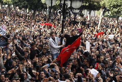 Escena de la gran manifestación que se registró ayer en la capital tunecina contra el presidente Ben Ali.