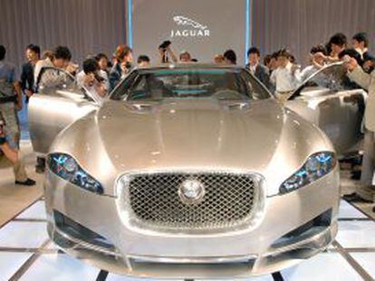 Expositor de Jaguar en un sal&oacute;n del autom&oacute;vil en Jap&oacute;n.