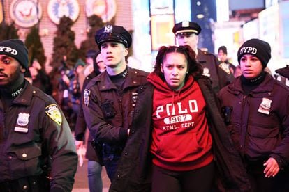 Una mujer es detenida durante la protesta en la ciudad de Nueva York, el viernes. 