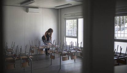 Interior de un barrac&oacute;n escolar en Barcelona.