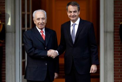 El presidente de Israel, Simon Peres, saluda al jefe del Ejecutivo español, José Luis Rodríguez Zapatero, a las puertas del Palacio de La Moncloa.