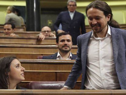 El líder de Podemos, Pablo Iglesias, junto a Irene Montero este martes en el Congreso.
