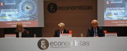 El presidente del Consejo General de Economistas, Valentín Pich (en el centro).