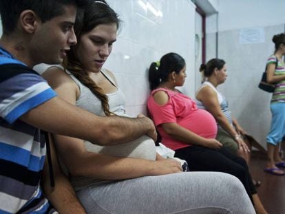  Adolescentes argentinos esperan en una consulta m&eacute;dica de Buenos Aires. 