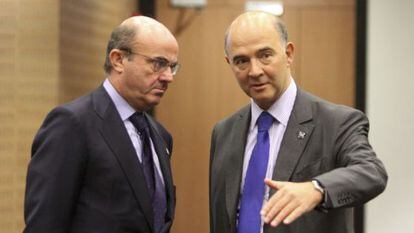 El ministro espa&ntilde;ol de Econom&iacute;a, Luis de Guindos (izquierda) conversa con el ministro franc&eacute;s de Finanzas Pierre Moscovici 