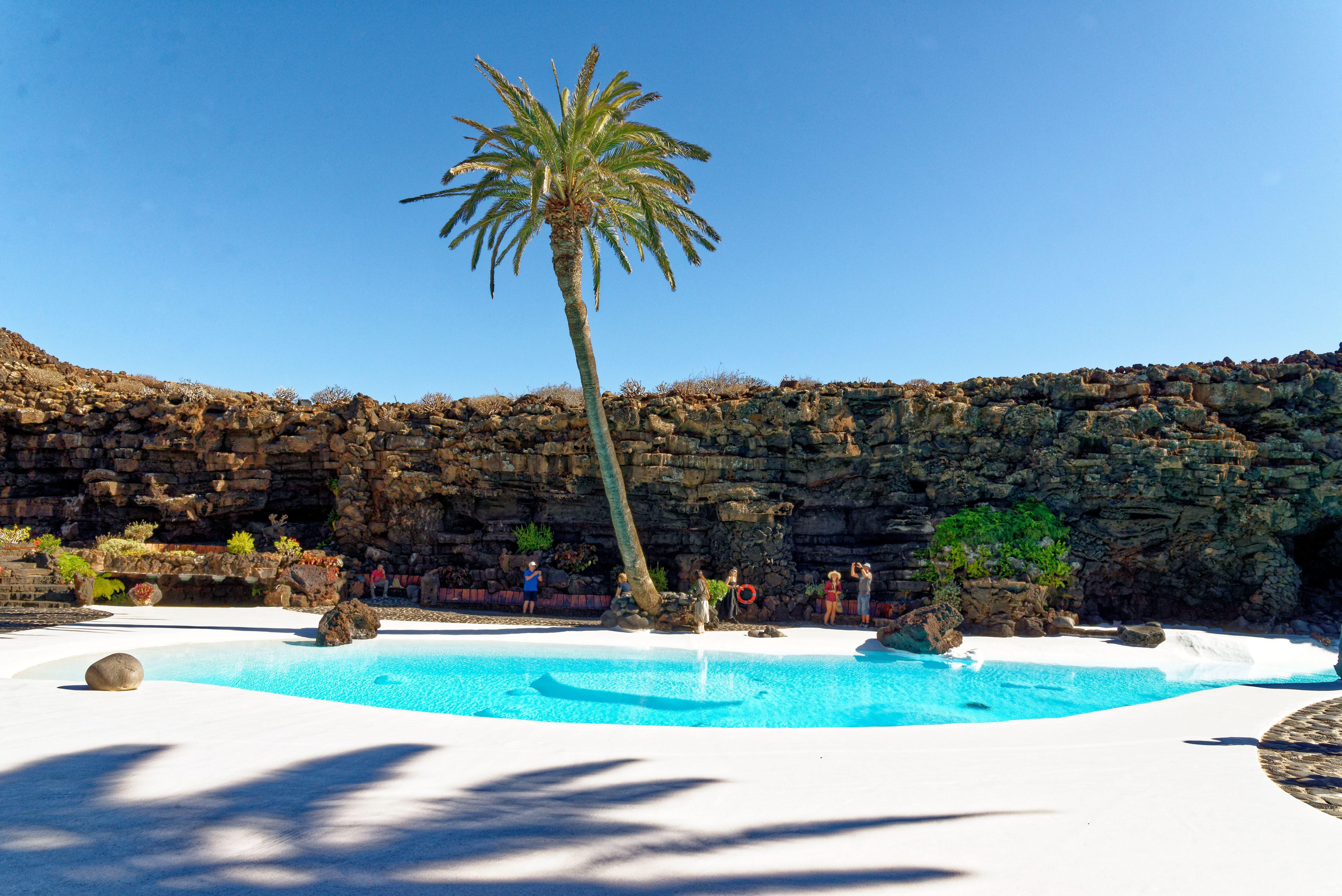 La piscina diseñada por Manrique en los Jameos del Agua, en la isla canaria de Lanzarote.