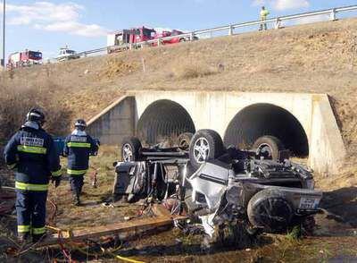 Estado en el que quedó el vehículo siniestrado ayer en Segovia, cuyos cuatro ocupantes murieron.