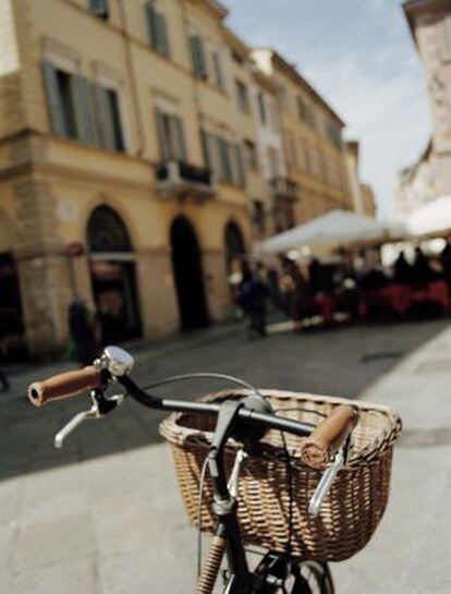 Bicicleta en el centro de Parma (Italia).
