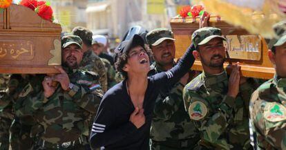 Llantos y consignas contra el Estado Islámico durante el funeral por tres miembros chiítas en Tikrit (Irak).