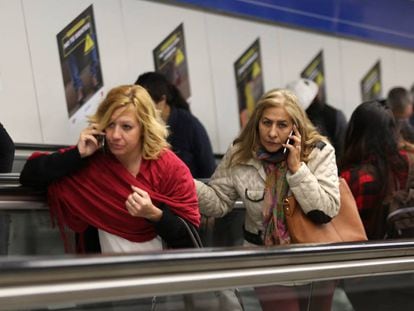 Usuàries de mòbil, al metro de Madrid.