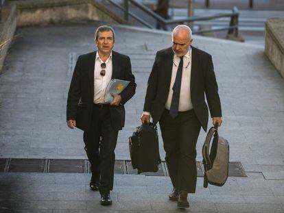 Ginés Jiménez, a la izquierda, junto con su abogado Óskar Zein, a la entrada de la Audiencia Provincial. 