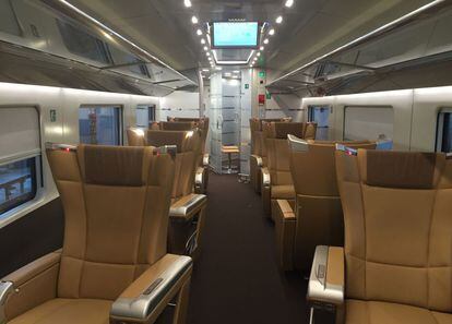 El vagón más lujoso del Frecciarossa, con una tarifa base de 200 euros el trayecto por persona, tiene capacidad para diez viajeros, repartidos en cinco filas con dos asientos cada una.