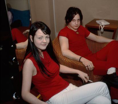 Meg White y Jack White, siempre de blanco y rojo, en el camerino antes de una actuación en la televisión británica en 2002.