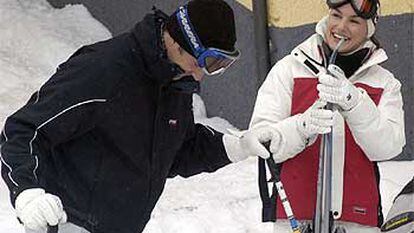 El príncipe Felipe Y Letizia Ortiz esquiando