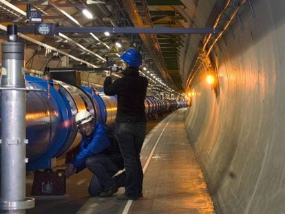 Dos trabajadores del CERN, a las afueras de Ginebra (Suiza), en el acelerador de partículas que permitió descubrir el bosón de Higgs.