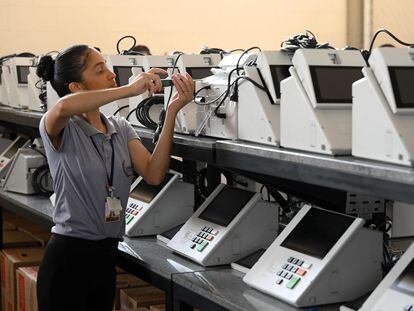 Una empleada del Tribunal Superior Electoral prepara, este miércoles en Brasilia, urnas electrónicas para las elecciones del próximo 2 de octubre.