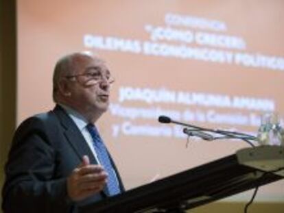 El vicepresidente de la Comisi&oacute;n Europea, Joaqu&iacute;n Almunia, durante la conferencia que ha ofrecido en M&aacute;laga titulada &quot;C&oacute;mo crecer?: Dilemas econ&oacute;micos y pol&iacute;ticos&quot;.