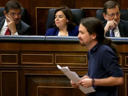 Iglesias pasa ante Rajoy en el Congreso.