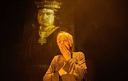 Concha Velasco, en el papel de Juana I de Castilla en la obra de teatro 'La Reina', en el Teatro de La Abadía, en Madrid.