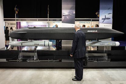 Un delegado observa un misil de crucero en la feria de armamento DSEI, en Londres en 2019.