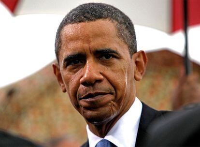 Obama, bajo la lluvia en la ceremonia celebrada en Arlington.