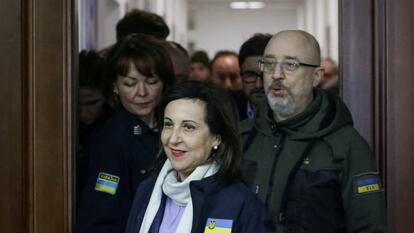 La ministra de Defensa, Margarita Robles, con su homólogo ucranio, Oleksii Reznikov, el pasado 1 de diciembre en la ciudad ucrania de Odesa.