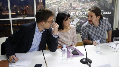 De izquierda a derecha, Íñigo Errejón, Idoia Villanueva y Pablo Iglesias, en un acto de Podemos este miércoles.
