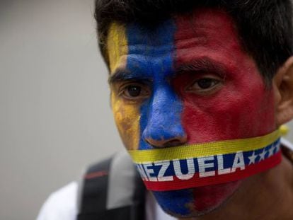 Un manifestante opositor este jueves en Caracas.