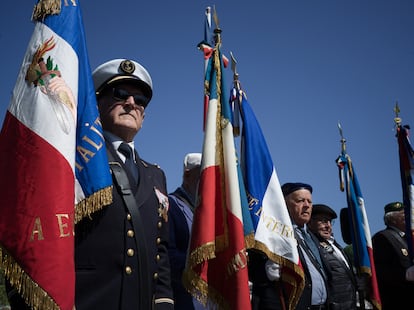 Veteranos de diferentes guerras portan banderas durante un homenaje en Tulle, este sábado, Día Nacional de la Resistencia en Francia.
