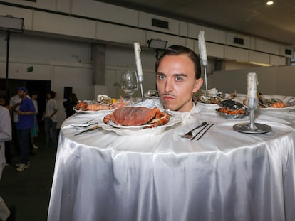 El trapero Tommy Cash disfrazado de mesa en el desfile de otoño e invierno de Doublet, dentro de la Semana de la Moda de París, el pasado 25 de junio.